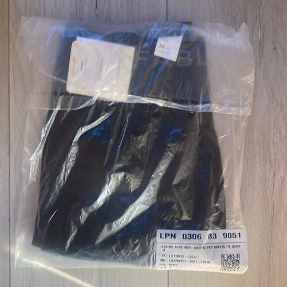Fabletics Sync Seamless High-Waisted Perforated 7/8 Legging Black M NWT in packg - Picture 4 of 6